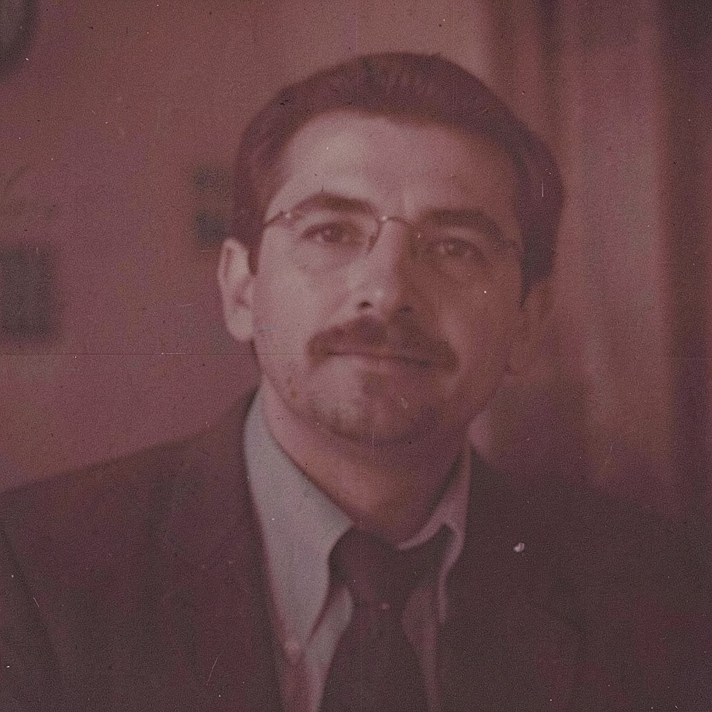 Fotografia analogica con grana: locandina di un film drammatico italiano, toni tenui di grigio e beige, atmosfera intima e riflessiva.
