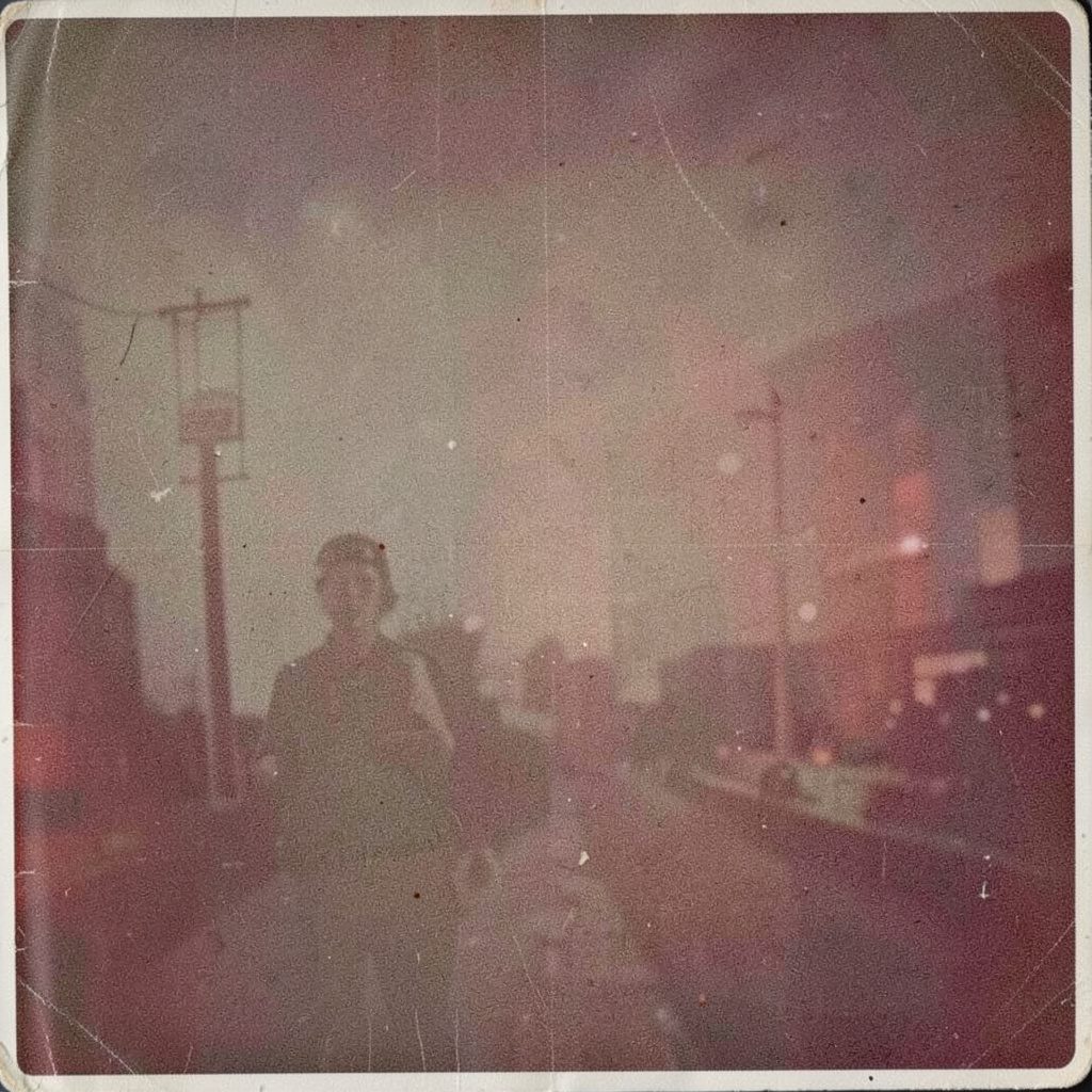 Una fotografia analogica con grana visibile: un manifesto cinematografico in stile street-fighter, dominato da toni caldi di rosso, arancio e nero, con un'atmosfera energica e urbana.